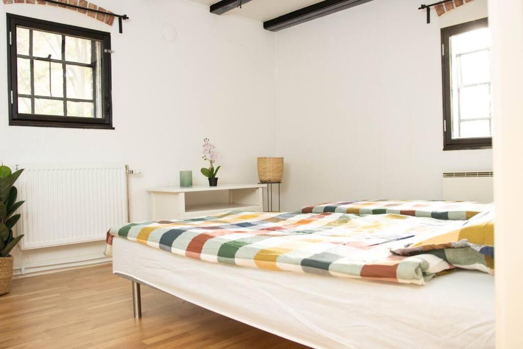 Historical Malt Factory Apartment, 6 Bedrooms, Sleeps 12 , Hot Tub Хельсингборг Экстерьер фото
