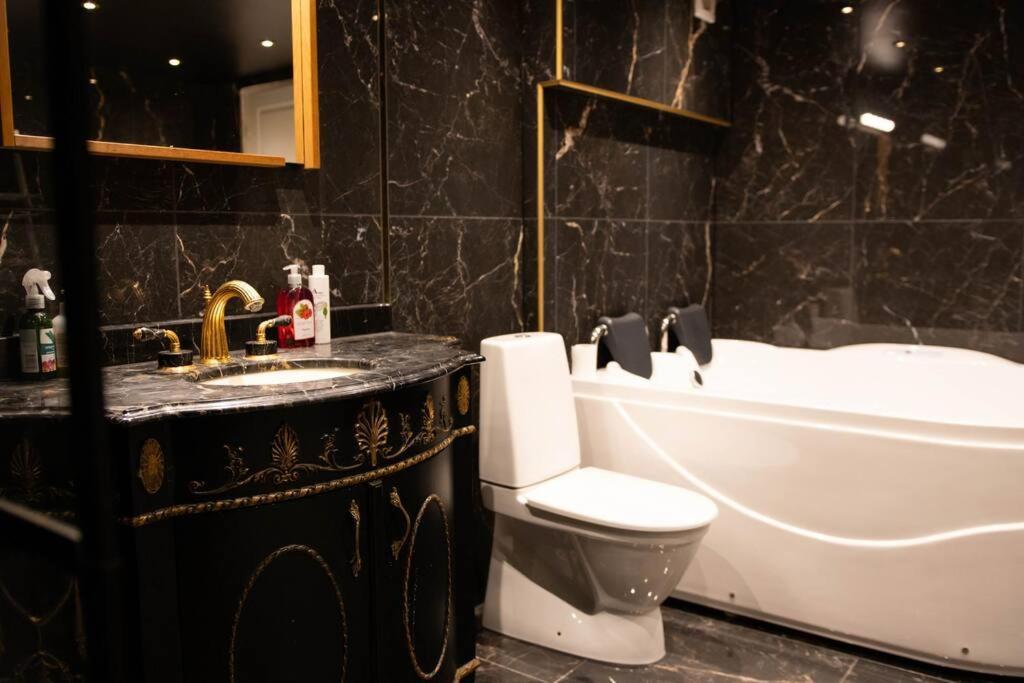 Historical Malt Factory Apartment, 6 Bedrooms, Sleeps 12 , Hot Tub Хельсингборг Экстерьер фото