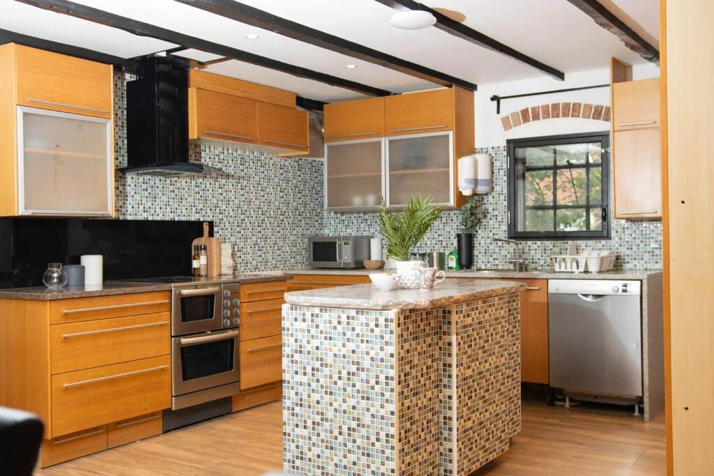 Historical Malt Factory Apartment, 6 Bedrooms, Sleeps 12 , Hot Tub Хельсингборг Экстерьер фото