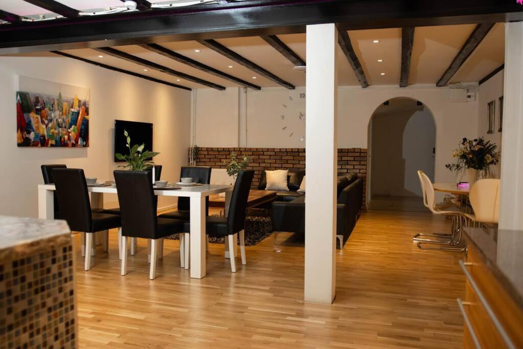 Historical Malt Factory Apartment, 6 Bedrooms, Sleeps 12 , Hot Tub Хельсингборг Экстерьер фото
